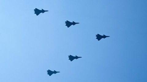 “歼-20家族”再添新成员 歼-20S亮相阅兵场