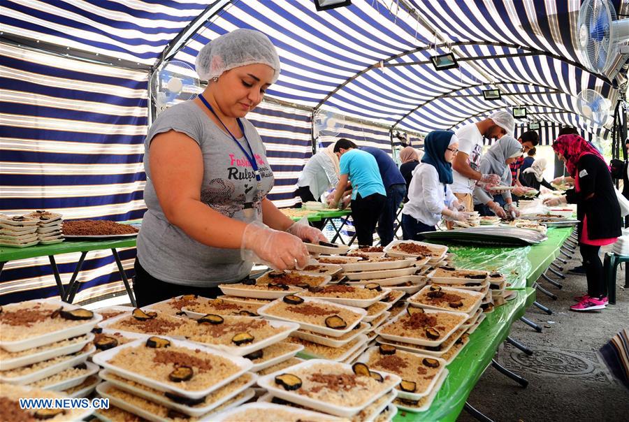 SYRIA-DAMASCUS-RAMADAN-CHARITY-MEALS