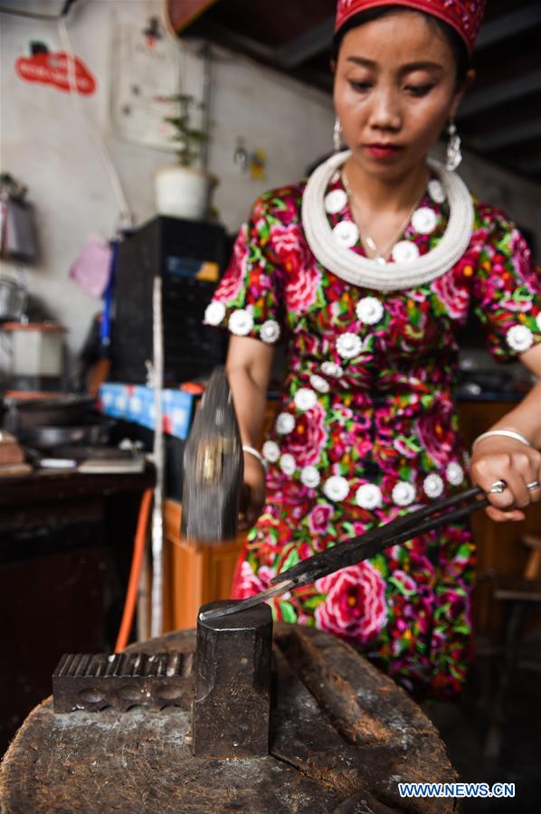 CHINA-GUIZHOU-KAILI-SILVERSMITH (CN)