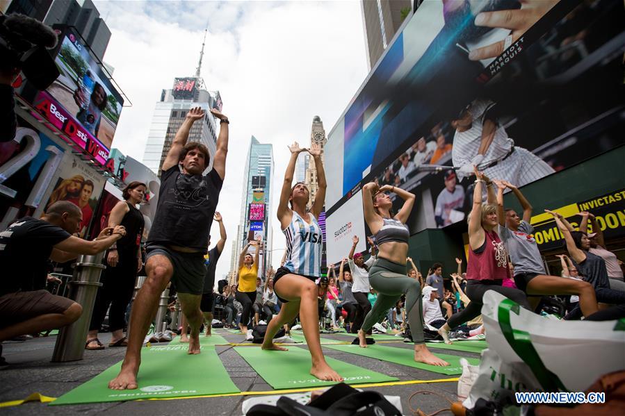 U.S.-NEW YORK-TIMES SQUARE-SOLSTICE-YOGA