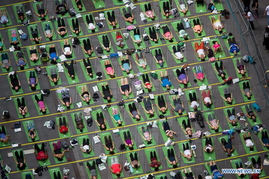 U.S.-NEW YORK-TIMES SQUARE-SOLSTICE-YOGA