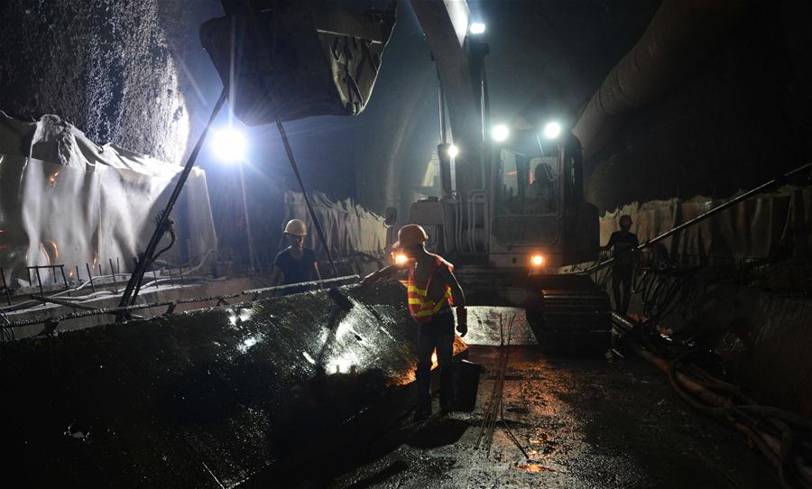 LAOS-OUDOMXAY-BAN NAKOK TUNNEL