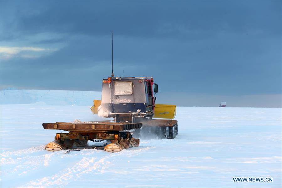 ANTARCTICA-XUELONG-ZHONGSHAN STATION-UNLOADING