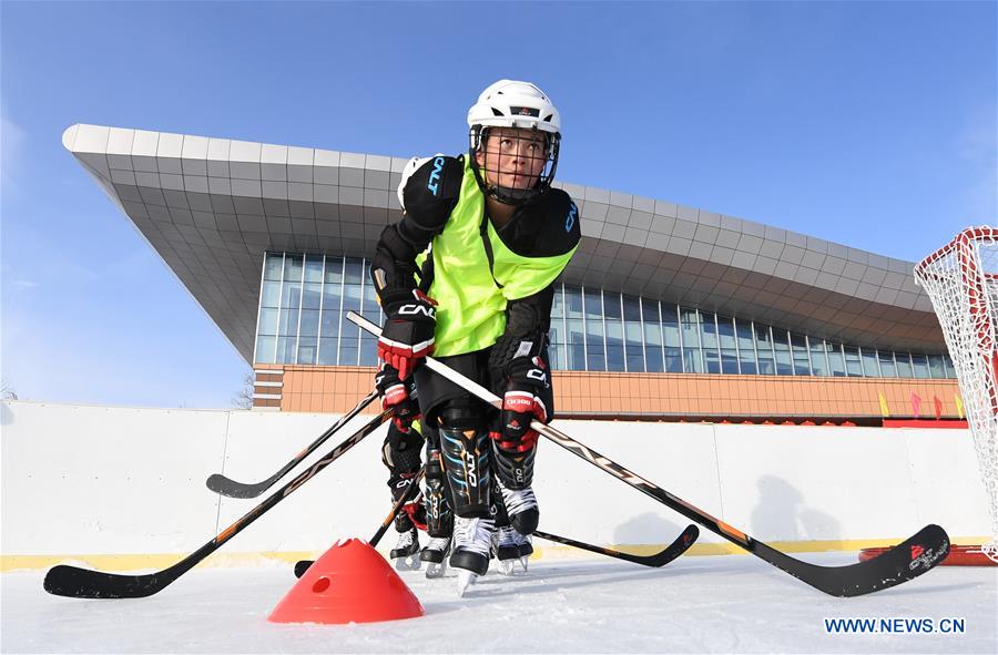 (SP)CHINA-XINJIANG-WENYUN-ICE HOCKEY-PRIMARY SCHOOL TEAM