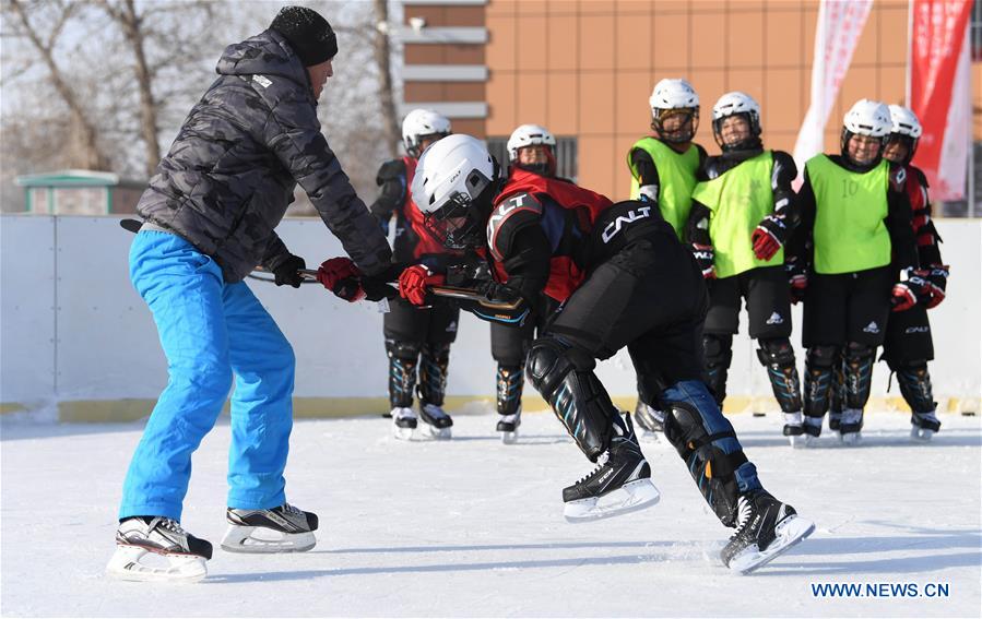 (SP)CHINA-XINJIANG-WENYUN-ICE HOCKEY-PRIMARY SCHOOL TEAM