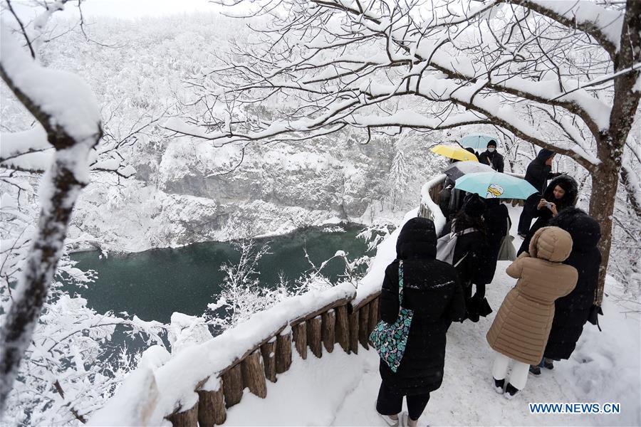 CROATIA-PLITVICE LAKES NATIONAL PARK-SNOW