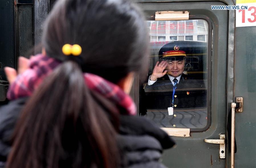 CHINA-LANTERN FESTIVAL-TRAIN ATTENDANT-FAMILY REUNION (CN)