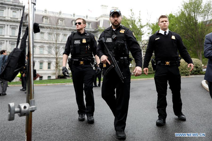 U.S.-WASHINGTON D.C.-WHITE HOUSE-MAN-JACKET-FIRE