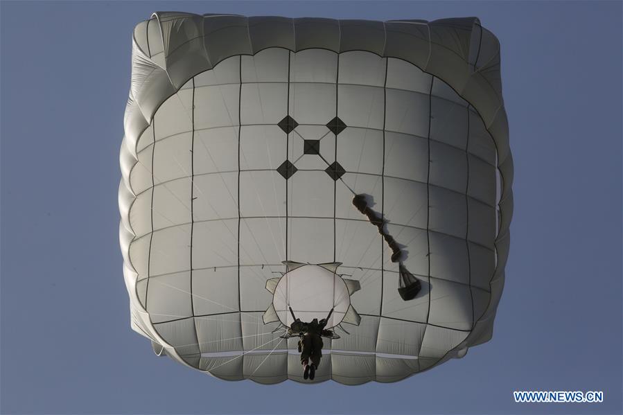 ISRAEL-TEL AVIV-PARATROOPERS-EXERCISE