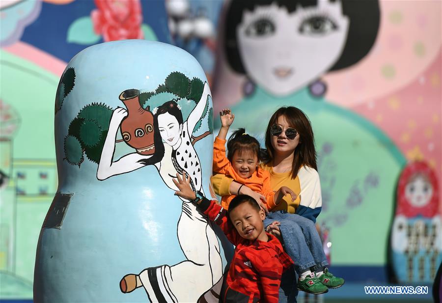 CHINA-INNER MONGOLIA-MANZHOULI-SQUARE-MATRYOSHKA DOLLS (CN)