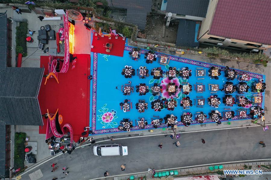 CHINA-ZHEJIANG-ESHAN-LONG-TABLE BANQUET (CN)