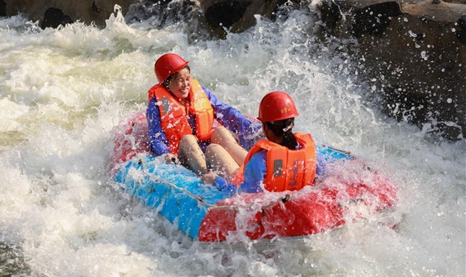 People enjoy summer leisure time across China