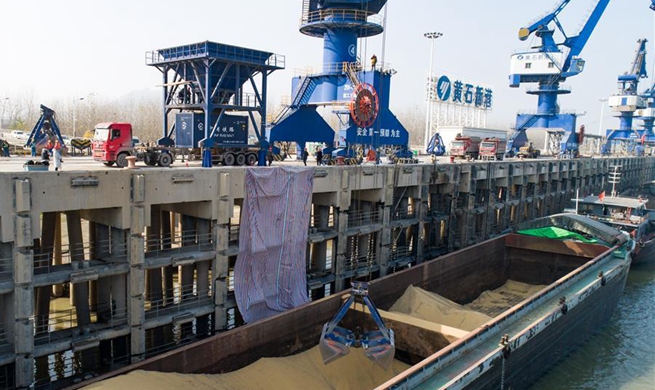 Freight train accelerates cereal transportation between Huangshi, Chengdu