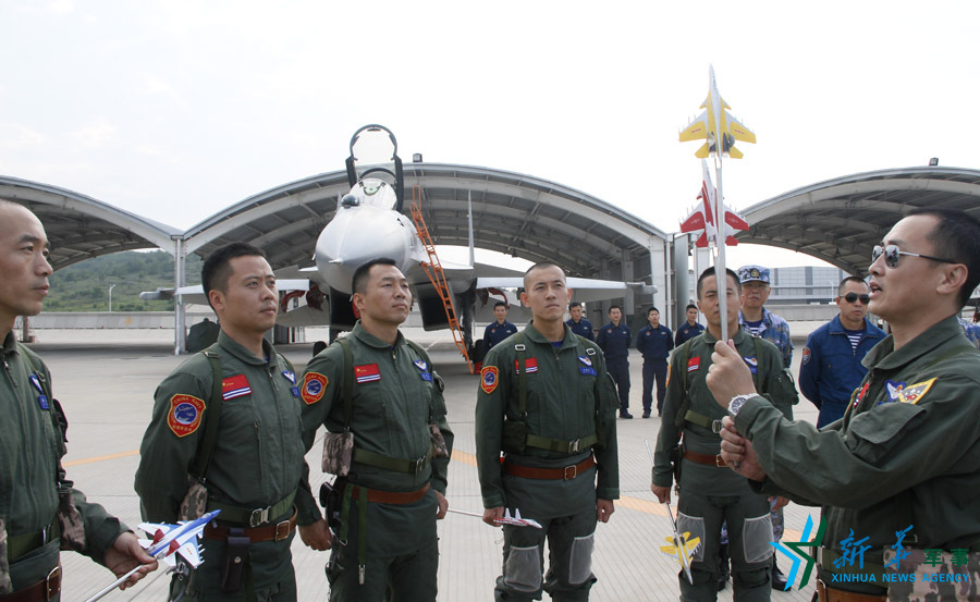 ↑海軍某艦載航空兵部隊部隊長戴明盟帶領飛行員進行地面模擬訓練。