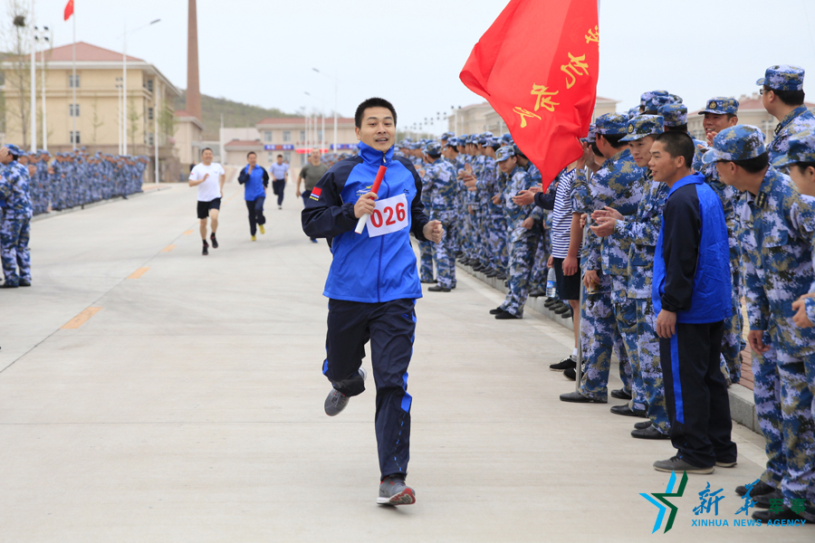 ↑資料圖片：深藍薪火杯長跑接力賽，張超跑最后一棒到達終點。