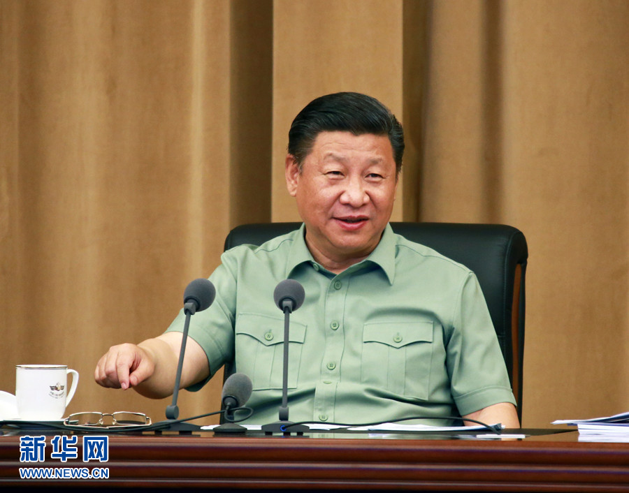 5月24日，中共中央總書記、國(guó)家主席、中央軍委主席習(xí)近平視察海軍機(jī)關(guān)，親切接見(jiàn)海軍第十二次黨代會(huì)全體代表和海軍機(jī)關(guān)正師職以上領(lǐng)導(dǎo)干部。這是習(xí)近平聽(tīng)取海軍工作匯報(bào)后發(fā)表重要講話。 新華社記者 查春明 攝 