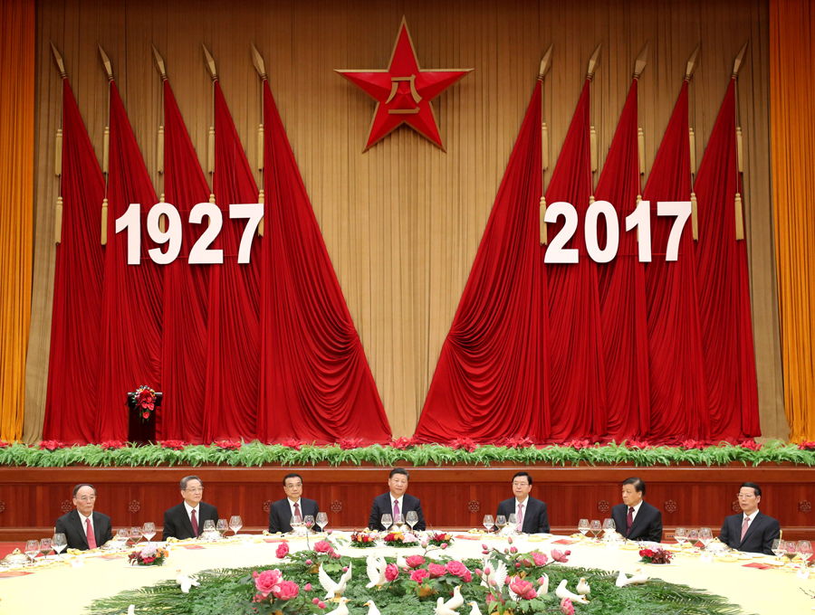7月31日，中華人民共和國國防部在北京人民大會堂舉行盛大招待會，熱烈慶祝中國人民解放軍建軍90周年。中共中央總書記、國家主席、中央軍委主席習(xí)近平和李克強(qiáng)、張德江、俞正聲、劉云山、王岐山、張高麗等黨和國家領(lǐng)導(dǎo)人出席招待會。新華社記者 鞠鵬 攝