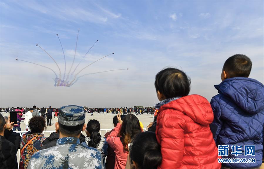 （社會(huì)）（2）慶祝人民空軍成立70周年航空開放活動(dòng)迎來首個(gè)公眾日