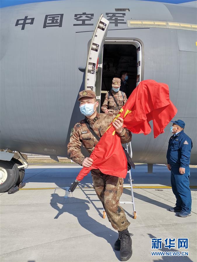 （聚焦疫情防控·圖文互動）（5）空軍第四次向武漢大規(guī)?？者\醫(yī)療隊員和物資