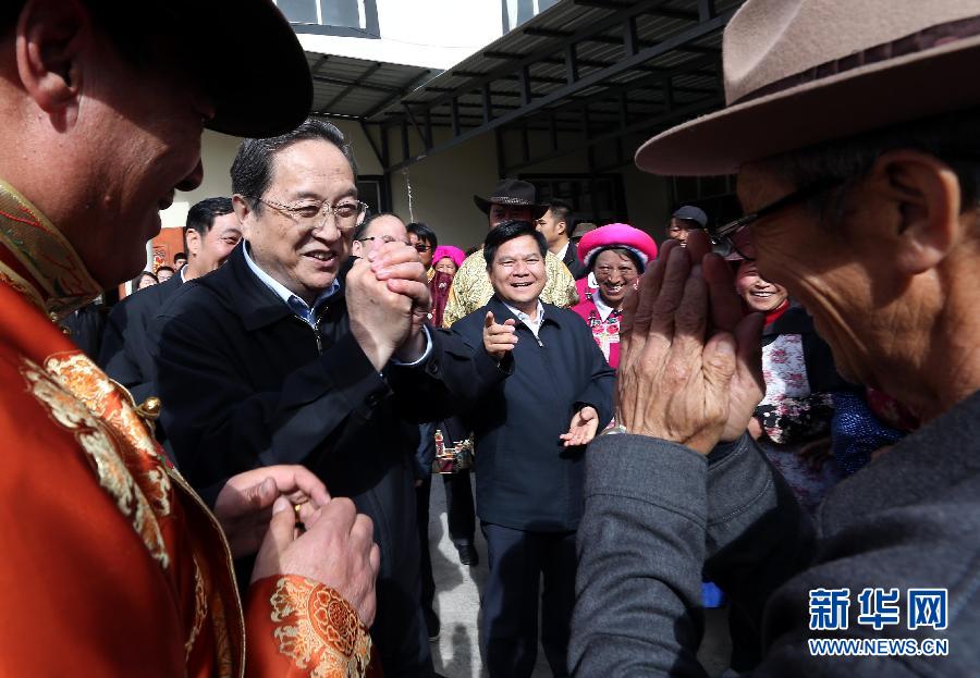 這是5月16日，俞正聲在香格里拉縣建塘鎮(zhèn)金龍社區(qū)與居民們親切交談。 新華社記者 劉衛(wèi)兵 攝