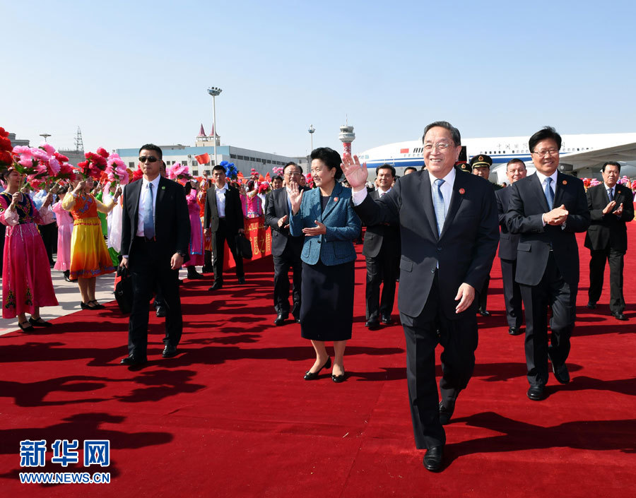  9月25日，以中共中央政治局常委、全國政協(xié)主席俞正聲為團(tuán)長的中央代表團(tuán)飛抵烏魯木齊，出席新疆維吾爾自治區(qū)成立60周年慶?；顒?dòng)。新華社記者 饒愛民 攝