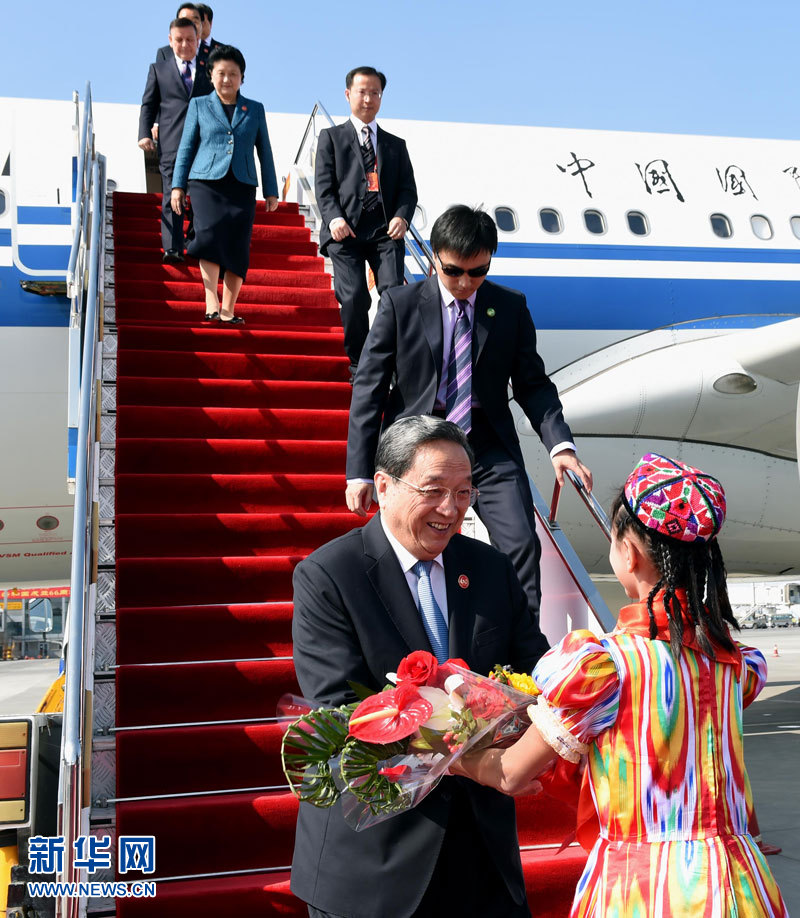 9月25日，以中共中央政治局常委、全國政協(xié)主席俞正聲為團(tuán)長的中央代表團(tuán)飛抵烏魯木齊，出席新疆維吾爾自治區(qū)成立60周年慶祝活動(dòng)。新華社記者 饒愛民 攝