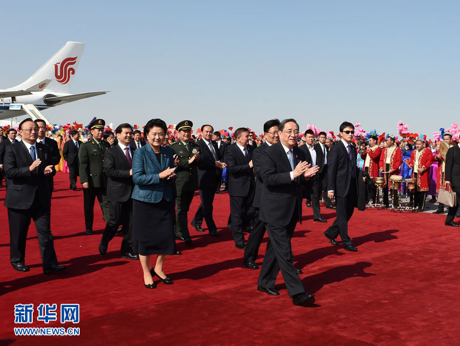9月25日，以中共中央政治局常委、全國政協(xié)主席俞正聲為團(tuán)長的中央代表團(tuán)飛抵烏魯木齊，出席新疆維吾爾自治區(qū)成立60周年慶?；顒?dòng)。新華社記者 高潔 攝