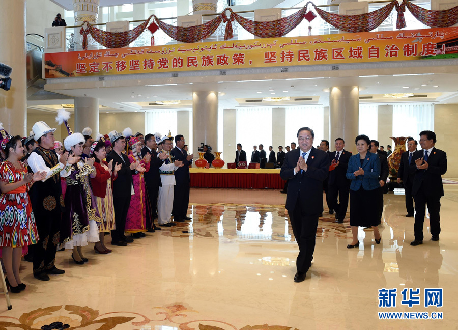 9月25日，中共中央政治局常委、全國政協(xié)主席、中央代表團(tuán)團(tuán)長俞正聲率中央代表團(tuán)出席向新疆維吾爾自治區(qū)贈送紀(jì)念品儀式。 新華社記者饒愛民 攝 