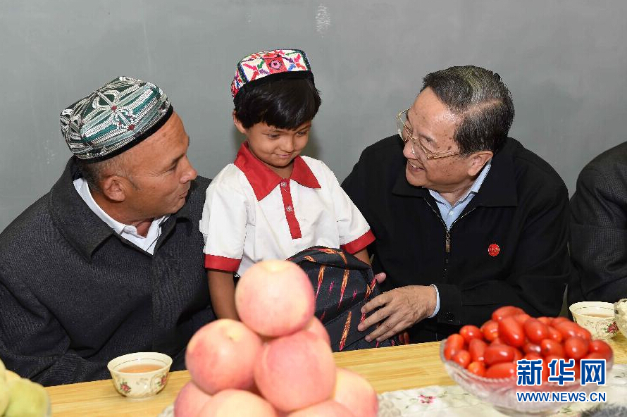 9月27日，中共中央政治局常委、全國政協(xié)主席、中央代表團團長俞正聲率中央代表團部分成員赴喀什地區(qū)莎車縣看望各族干部群眾。這是俞正聲到新疆生產(chǎn)建設(shè)兵團第三師莎車農(nóng)場維吾爾族團場職工家中看望，并向小朋友贈送學(xué)習(xí)用品。新華社記者 饒愛民 攝