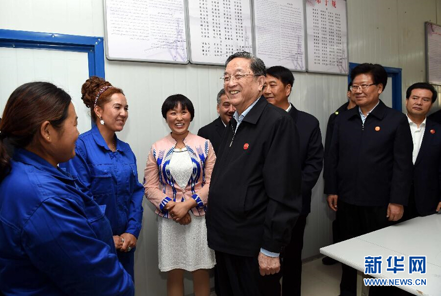 9月27日，中共中央政治局常委、全國政協(xié)主席、中央代表團團長俞正聲率中央代表團部分成員來到新疆英吉沙縣喀什中興手套有限公司考察。新華社記者 饒愛民 攝 