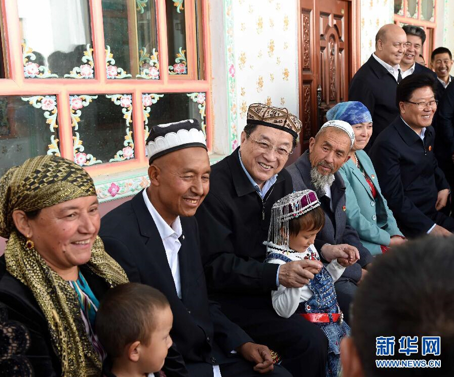 9月27日，中共中央政治局常委、全國政協(xié)主席、中央代表團團長俞正聲率中央代表團部分成員赴喀什地區(qū)莎車縣看望各族干部群眾。這是俞正聲在莎車縣艾力西湖鎮(zhèn)21村看望維吾爾族村民阿布來提·阿不力孜一家。新華社記者 饒愛民 攝