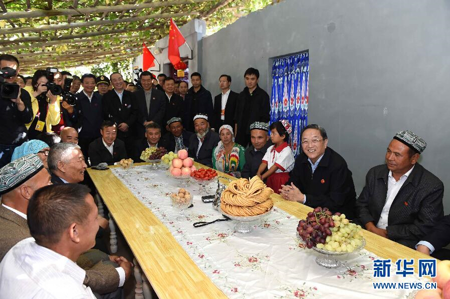 9月27日，中共中央政治局常委、全國政協(xié)主席、中央代表團團長俞正聲率中央代表團部分成員赴喀什地區(qū)莎車縣看望各族干部群眾。這是俞正聲到新疆生產(chǎn)建設(shè)兵團第三師莎車農(nóng)場維吾爾族團場職工家中看望。新華社記者 饒愛民 攝