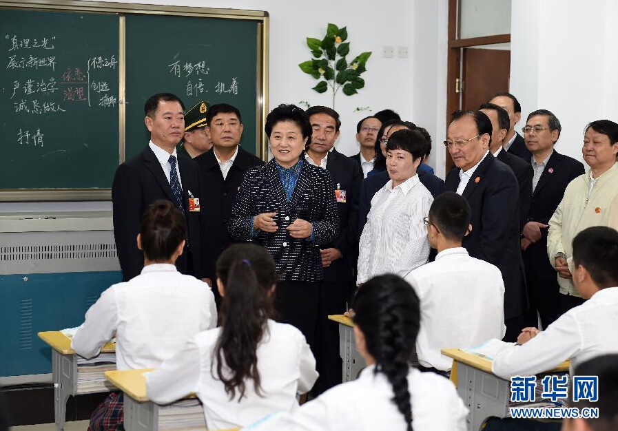 9月27日，中共中央政治局委員、國(guó)務(wù)院副總理、中央代表團(tuán)副團(tuán)長(zhǎng)劉延?xùn)|率中央代表團(tuán)分團(tuán)，帶著黨中央、國(guó)務(wù)院的親切關(guān)懷和全國(guó)各族人民的深切情誼，來(lái)到和田地區(qū)、阿克蘇地區(qū)慰問(wèn)各族干部群眾，并祝賀大家中秋節(jié)快樂(lè)。這是劉延?xùn)|視察對(duì)口援建的和田天津中學(xué)。新華社記者 張領(lǐng) 攝