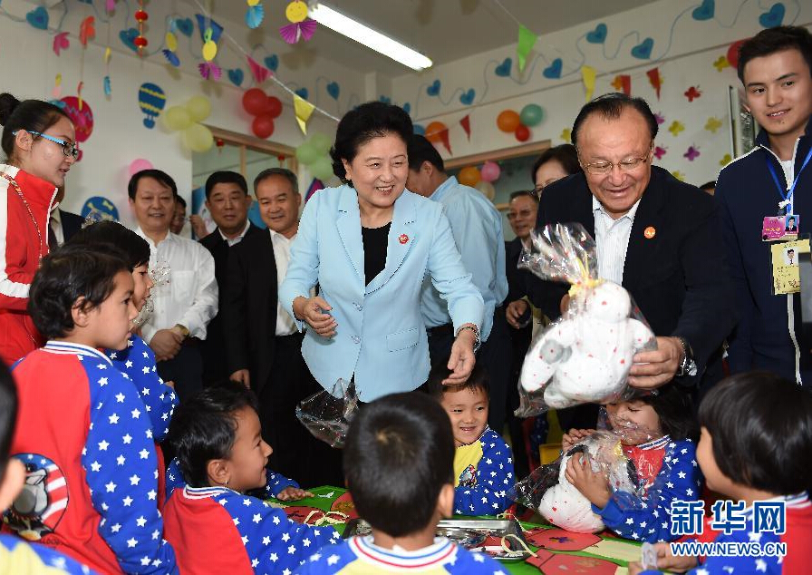 9月27日，中共中央政治局委員、國(guó)務(wù)院副總理、中央代表團(tuán)副團(tuán)長(zhǎng)劉延?xùn)|率中央代表團(tuán)分團(tuán)，帶著黨中央、國(guó)務(wù)院的親切關(guān)懷和全國(guó)各族人民的深切情誼，來(lái)到和田地區(qū)、阿克蘇地區(qū)慰問(wèn)各族干部群眾，并祝賀大家中秋節(jié)快樂(lè)。這是劉延?xùn)|在阿克蘇市“雙語(yǔ)”幼兒園與孩子們?cè)谝黄?。新華社記者 張領(lǐng) 攝