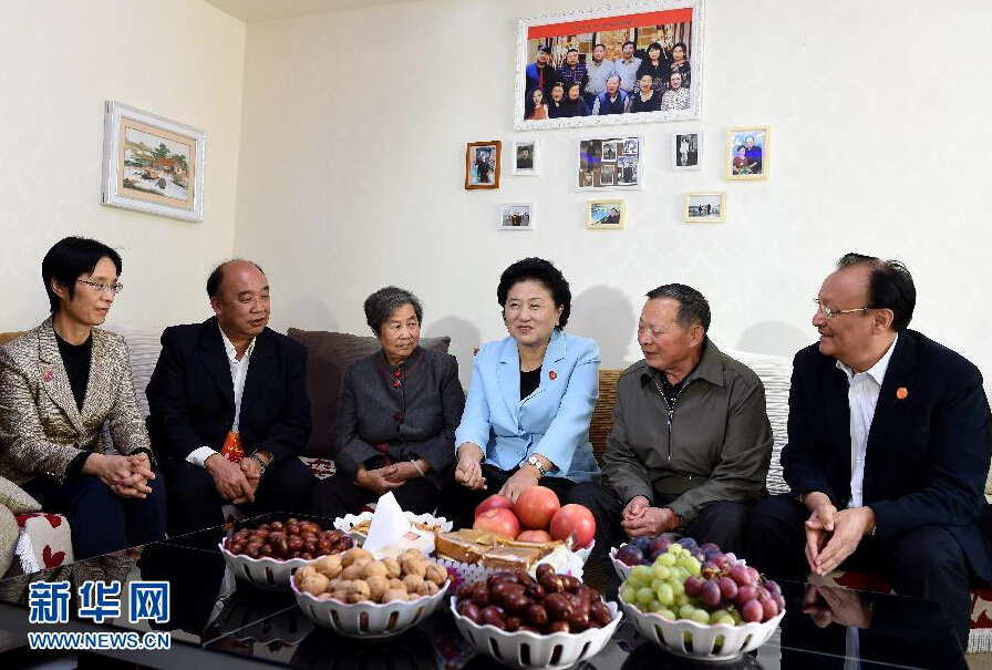 9月27日，中共中央政治局委員、國(guó)務(wù)院副總理、中央代表團(tuán)副團(tuán)長(zhǎng)劉延?xùn)|率中央代表團(tuán)分團(tuán)，帶著黨中央、國(guó)務(wù)院的親切關(guān)懷和全國(guó)各族人民的深切情誼，來(lái)到和田地區(qū)、阿克蘇地區(qū)慰問(wèn)各族干部群眾，并祝賀大家中秋節(jié)快樂(lè)。這是劉延?xùn)|來(lái)到新疆生產(chǎn)建設(shè)兵團(tuán)第一師五團(tuán)團(tuán)場(chǎng)退休職工包春祥家中慰問(wèn)。新華社記者 張領(lǐng) 攝