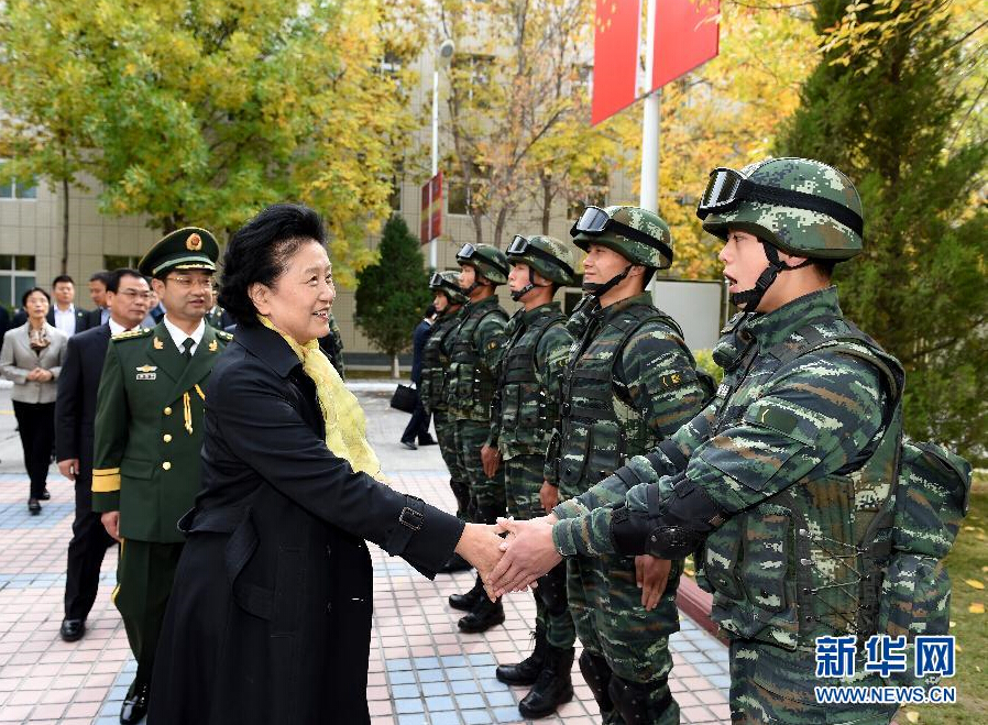 9月28日，中共中央政治局委員、國(guó)務(wù)院副總理、中央代表團(tuán)副團(tuán)長(zhǎng)劉延?xùn)|率中央代表團(tuán)分團(tuán)赴阿克蘇地區(qū)、伊犁哈薩克自治州慰問(wèn)，與各族干部群眾共度節(jié)日、共享歡樂(lè)。這是劉延?xùn)|在伊犁武警8660部隊(duì)駐地慰問(wèn)官兵。新華社記者張領(lǐng)攝