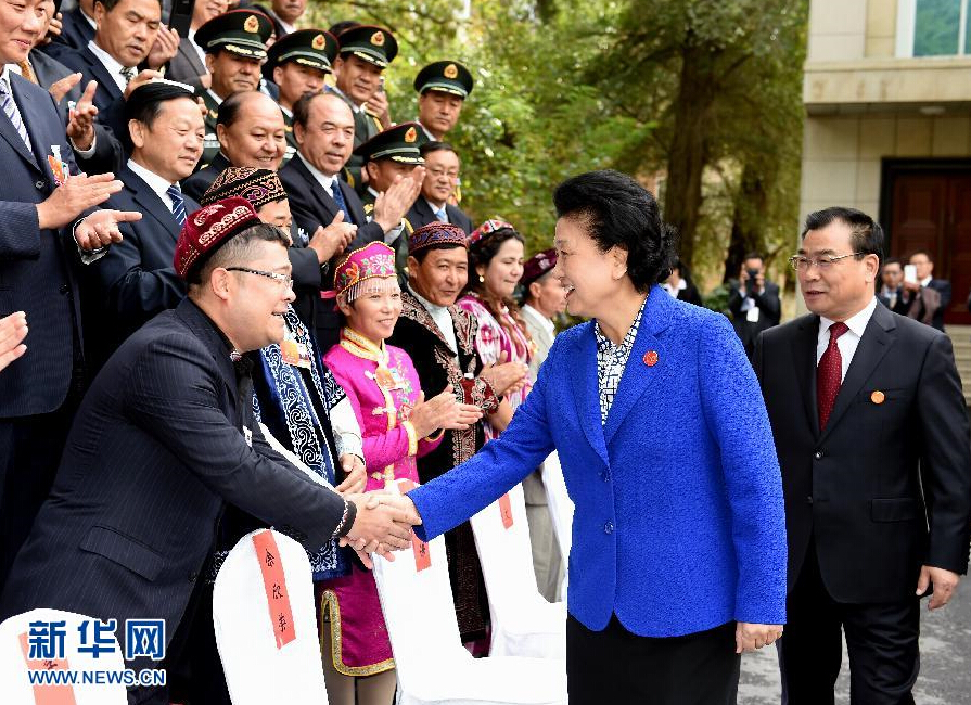 9月28日，中共中央政治局委員、國(guó)務(wù)院副總理、中央代表團(tuán)副團(tuán)長(zhǎng)劉延?xùn)|率中央代表團(tuán)分團(tuán)赴阿克蘇地區(qū)、伊犁哈薩克自治州慰問(wèn)，與各族干部群眾共度節(jié)日、共享歡樂(lè)。這是劉延?xùn)|接見(jiàn)伊犁黨政軍負(fù)責(zé)同志和各族各界人士、先進(jìn)模范、援疆干部代表等。新華社記者張領(lǐng)攝