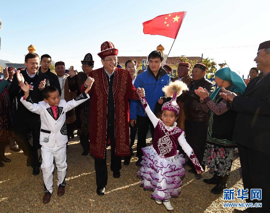 9月29日，中共中央政治局常委、全國政協(xié)主席、中央代表團(tuán)團(tuán)長(zhǎng)俞正聲率中央代表團(tuán)部分成員赴阿勒泰地區(qū)看望各族干部群眾。這是俞正聲來到布爾津縣也拉曼牧民定居新村看望哈薩克族牧民。新華社記者 高潔 攝