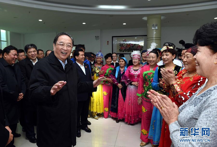9月29日，中共中央政治局常委、全國政協(xié)主席、中央代表團(tuán)團(tuán)長(zhǎng)俞正聲率中央代表團(tuán)部分成員赴阿勒泰地區(qū)看望各族干部群眾。這是俞正聲來到阿勒泰地區(qū)老年人活動(dòng)中心慰問群眾。新華社記者 饒愛民 攝