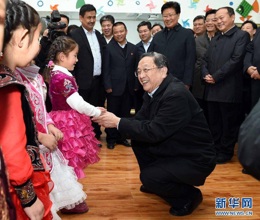 9月29日，中共中央政治局常委、全國政協(xié)主席、中央代表團(tuán)團(tuán)長(zhǎng)俞正聲率中央代表團(tuán)部分成員赴阿勒泰地區(qū)看望各族干部群眾。這是俞正聲來到布爾津縣也拉曼牧民定居新村幼兒園，同小朋友交流。新華社記者 饒愛民 攝