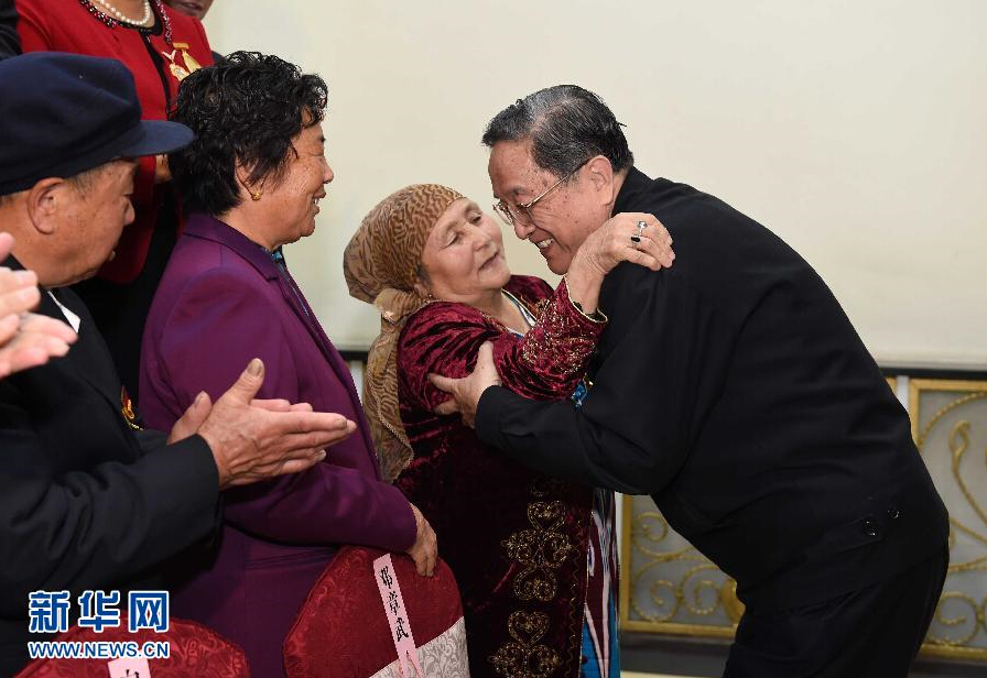 9月29日，中共中央政治局常委、全國政協(xié)主席、中央代表團(tuán)團(tuán)長(zhǎng)俞正聲率中央代表團(tuán)部分成員赴阿勒泰地區(qū)看望各族干部群眾。這是俞正聲接見阿勒泰地區(qū)有關(guān)負(fù)責(zé)同志、各界人士代表和援疆干部代表時(shí)與維吾爾族老人阿尼帕·阿力馬洪親切擁抱。阿尼帕·阿力馬洪先后收養(yǎng)漢、回、維吾爾、哈薩克4個(gè)民族的10個(gè)孤兒。新華社記者 饒愛民 攝 