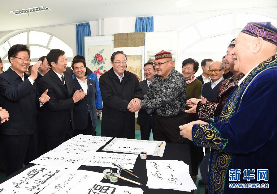 9月29日，中共中央政治局常委、全國政協(xié)主席、中央代表團(tuán)團(tuán)長(zhǎng)俞正聲率中央代表團(tuán)部分成員赴阿勒泰地區(qū)看望各族干部群眾。這是俞正聲來到阿勒泰地區(qū)老年人活動(dòng)中心，觀看老同志書畫展，同老同志親切交談。新華社記者 高潔 攝
