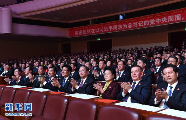     9月30日，慶祝新疆維吾爾自治區(qū)成立60周年文藝晚會(huì)《新疆禮贊》在新疆人民會(huì)堂精彩呈現(xiàn)。中共中央政治局常委、全國(guó)政協(xié)主席、中央代表團(tuán)團(tuán)長(zhǎng)俞正聲，與2000余名各族群眾代表一起觀看演出。新華社記者 饒愛民 攝