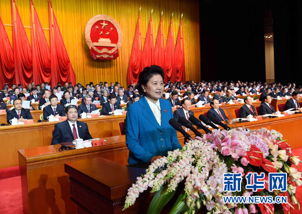 10月1日，慶祝中華人民共和國成立66周年暨新疆維吾爾自治區(qū)成立60周年大會(huì)在新疆人民會(huì)堂隆重舉行。這是中共中央政治局委員、國務(wù)院副總理、中央代表團(tuán)副團(tuán)長劉延?xùn)|宣讀中共中央、全國人大常委會(huì)、國務(wù)院、全國政協(xié)、中央軍委關(guān)于慶祝新疆維吾爾自治區(qū)成立60周年的賀電。新華社記者 饒愛民 攝 