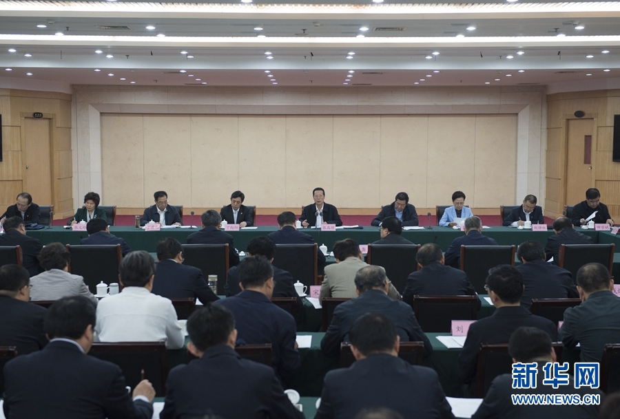 10月22日至23日，中共中央政治局常委、國(guó)務(wù)院副總理張高麗在山東調(diào)研扶貧工作情況。這是10月23日，張高麗在菏澤市主持召開扶貧工作座談會(huì)。 新華社記者 王曄 攝