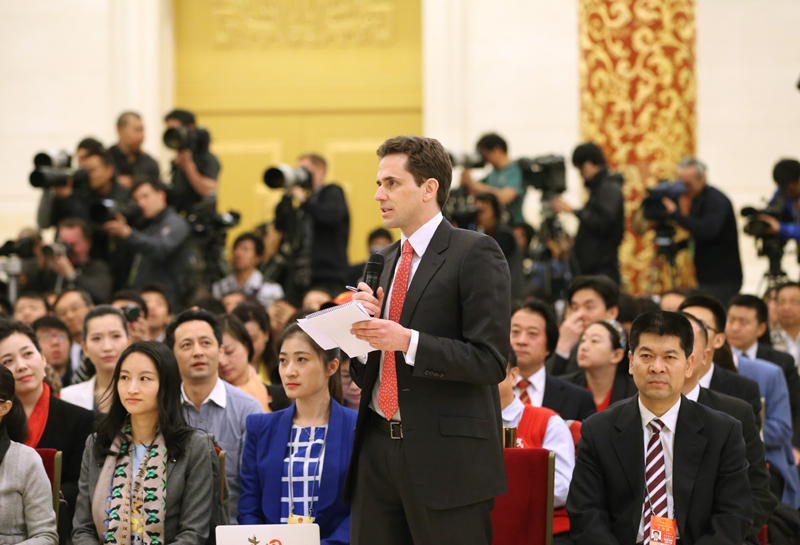 3月15日，國務院總理李克強在北京人民大會堂與中外記者見面，并回答記者提問。這是一位記者在提問。 新華社記者 劉衛(wèi)兵攝