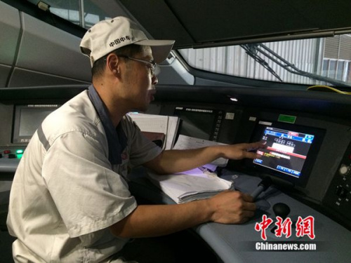 中車青島四方機車車輛股份有限公司高鐵調(diào)試高級技師周勇在演示調(diào)試過程。中新網(wǎng) 邱宇 攝