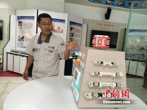 周勇在工作室介紹他制作的模型。中新網(wǎng) 邱宇 攝