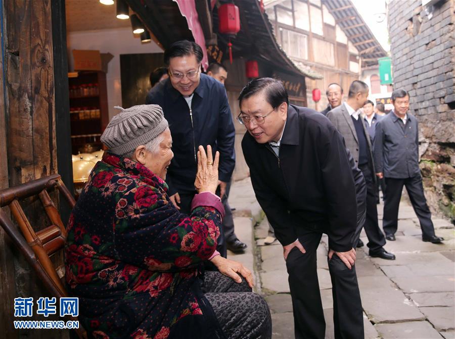 這是11月21日，張德江在宜賓李莊鎮(zhèn)同濟社區(qū)與居民親切交談。 新華社記者 劉衛(wèi)兵 攝 