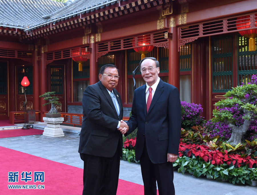 5月13日，中共中央政治局常委、中央紀(jì)委書記王岐山在北京釣魚(yú)臺(tái)國(guó)賓館會(huì)見(jiàn)老撾人民革命黨中央總書記、國(guó)家主席本揚(yáng)。 新華社記者 饒愛(ài)民攝